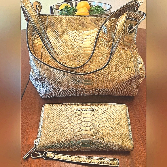 Michael Kors Handbags - 🎁 NEW Michael Kors Gold Alligator Design Leather Bag with MATCHING WALLET